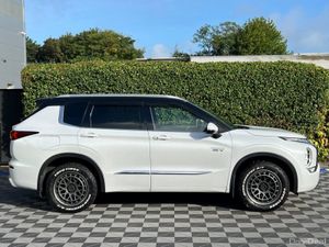 Mitsubishi Outlander 7-SEATER 2.4 HYBRID AUTO ** H - Image 3