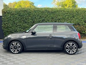Mini Cooper SD 2.0 AUTO // ADAPTIVE CRUISE CONTROL - Image 3