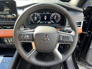 Mitsubishi Outlander 7-SEATER 2.4 HYBRID AUTO // F - Image 4