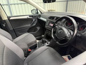 VW Tiguan 2017 Pan Roof Manual - Image 4