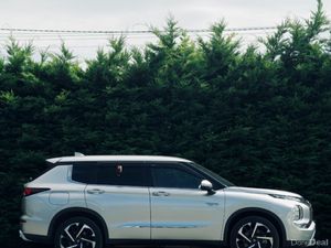 Mitsubishi Outlander PHEV Premium Package 2022 - Image 4