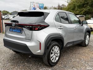 2024 Toyota Yaris Cross 1.5 HYBRID LUNA AUTO - Image 3