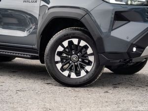 Toyota Hilux INVINCIBLE *NEW MODEL* - Image 2