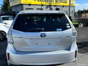 Toyota Prius 7 Seater hybrid - Image 4