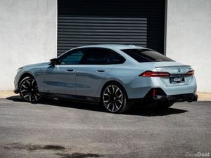 BMW i5 EDRIVE40 M SPORT - Image 3