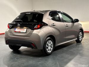 Toyota Yaris 1.5 HYBRID AUTOMATIC - PUSH BUTTON ST - Image 3