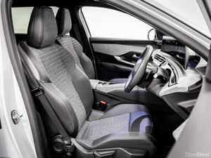 Peugeot 5008 Allure Hybrid Auto 145HP - Image 4