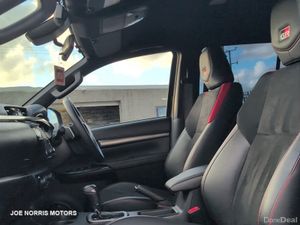 Toyota Hilux 2.4 Diesel Double Cab 4WD Automatic Z - Image 4