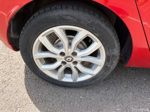 Renault Clio IV DYNAMIQUE NAV 1.2 PETR 4DR - Image 2