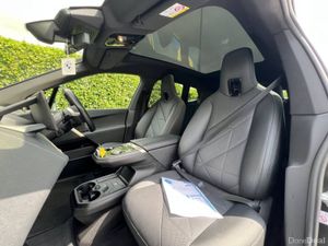 BMW iX XDRIVE40 76.6KWH // PANORAMIC SUNROOF // LE - Image 2