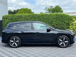 BMW iX XDRIVE40 76.6KWH // PANORAMIC SUNROOF // LE - Image 3