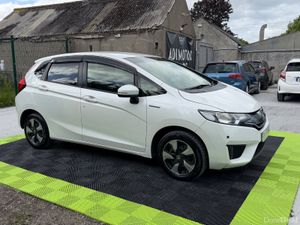 Honda Fit 2015 Hybrid - Image 2