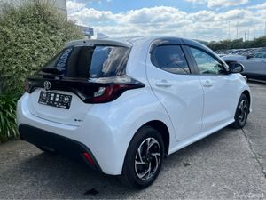 Toyota Yaris G HYBRID AUTOMATIC 1.5 PETROL //REVER - Image 4