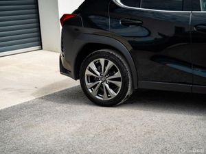 Lexus UX 250H F SPORT DESIGN - Image 4