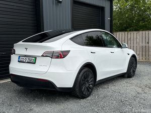 Tesla Model Y Long Range Awd - Image 4