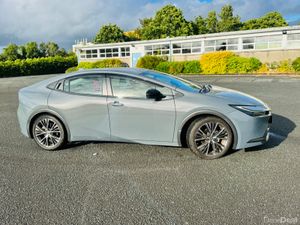 TOYOTA PRIUS SELF CHARGING HYBRID 6K KM LIKE NEW - Image 4