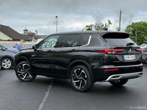 221 MITSUBISHI OUTLANDER 2.5 PHEV 4WD 7 SEATER - Image 3