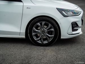 Ford Focus St-line Auto Diesel *Pan roof* - Image 4