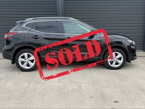 Nissan Qashqai 1.5 SV  ** GLASS ROOF ** - Image 3