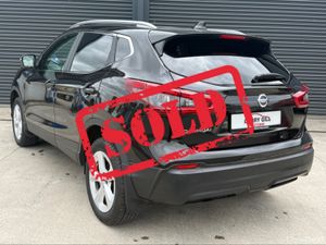 Nissan Qashqai 1.5 SV  ** GLASS ROOF ** - Image 4