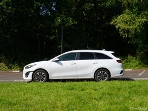 2022 Kia Ceed Hybrid - 1 Owner - Image 2