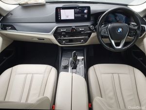 BMW 5-Series 520d SE Saloon - Image 4