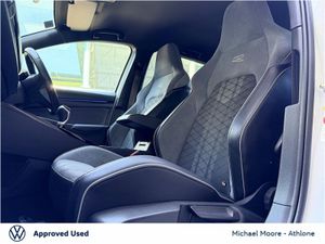 Volkswagen Golf 1.5 TSI 130HP R-Line - Image 3