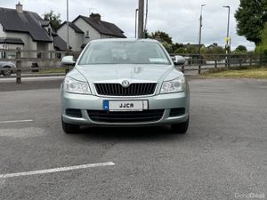 ABSOLUTELY IMMACULATE 2011 1.6 PETROL SKODA - Image 4