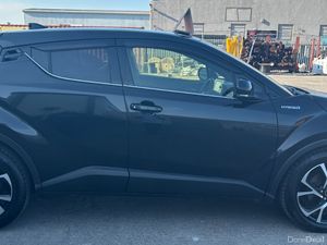 2017 Toyota C-HR G Package - Image 4