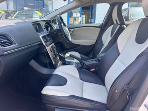 2014 VOLVO V40 1.6d CROSS COUNTRY SE LUX AUTO - Image 4
