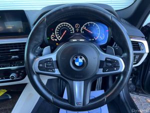 BMW 5-Series 520d M-SPORT // LEATHER HEATED SEATS - Image 4