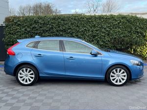 Volvo V40 T3 1.5 ** BIG SPEC ** // LOW MILEAGE // - Image 2