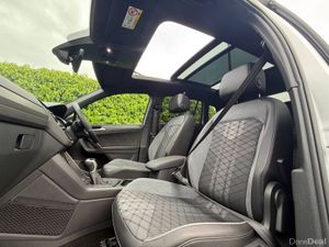 Volkswagen Tiguan R-LINE BLACK EDITION 1.4 eTSI HY - Image 2