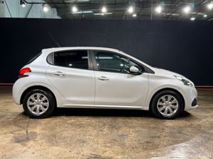 Peugeot 208 PURETECH 1.2 AUTOMATIC - REVERSE CAMER - Image 2