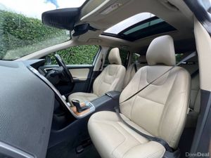 Volvo XC60 D4 CLASSIC 2.0 D AUTO // OPENING PAN RO - Image 2