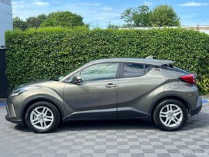 Toyota C-HR 1.8 HYBRID AUTO // 17" ALLOYS // 360 P - Image 3
