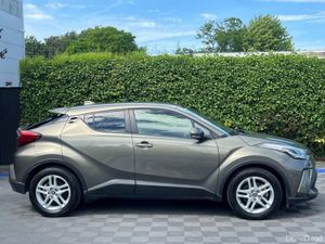 Toyota C-HR 1.8 HYBRID AUTO // 17" ALLOYS // 360 P - Image 2