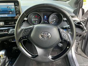 Toyota C-HR 1.8 HYBRID AUTO // 360 PARKING CAMERAS - Image 4