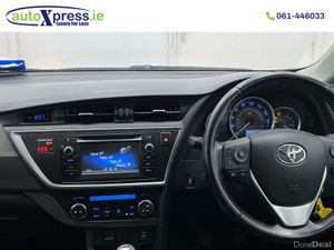 Toyota Auris Dual Tour Sport, Manual, Reversing ca - Image 4