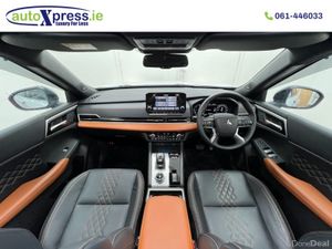 Mitsubishi Outlander PHEV 4WD, 7 Seats, Panoramic - Image 2