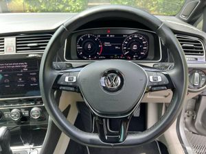 Volkswagen Golf HIGHLINE 2.0 TDI AUTO ** HUGE SPEC - Image 4