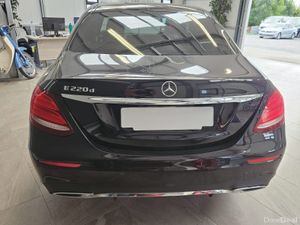 17 MERCEDES BENZ E-CLASS 220 AMG LINE - Image 4
