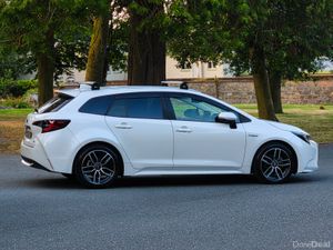 2019 Toyota Corolla Touring 1.8 Petrol Hybrid Auto - Image 3