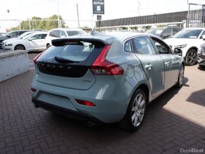 2017 VOLVO V40 D4 INSCRIPTION 5DR HATCHBACK AUTO - Image 4