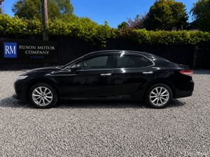 21 Toyota Camry 2.5 Hybrid - Image 2