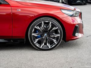 BMW i5 EDRIVE40 M SPORT - Image 3