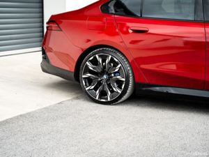 BMW i5 EDRIVE40 M SPORT - Image 4
