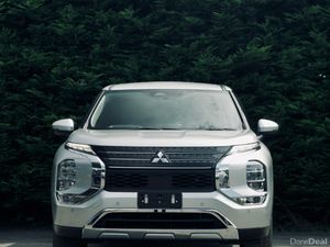 Mitsubishi Outlander PHEV Premium Package 2022 - Image 3
