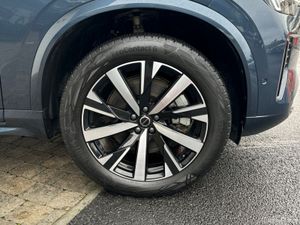 Volvo XC90 T8 Plus Dark AWD PHEV - Image 4