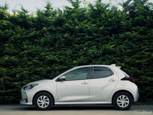 Toyota Yaris 1.5 Hybrid 2022 | Stylish & Efficient - Image 2